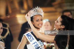 sonia-rolland-nouvelle-miss-france-reoit-la-couronne-et-lcharpe-des-picture-id638528004.jpg