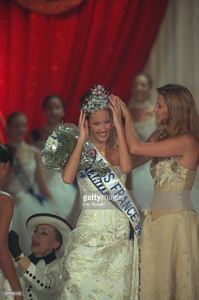 sophie-thalmann-miss-france-1998-hands-her-crown-to-the-winner-mareva-picture-id667980480.jpg
