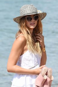 stefanie-giesinger-out-and-about-in-cannes-05-23-2017_1.thumb.jpg.d8ec8b19033b6bddbc534f4340b6002f.jpg