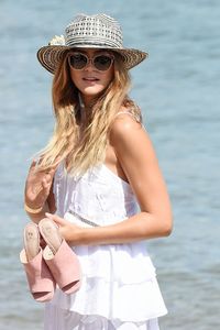 stefanie-giesinger-out-and-about-in-cannes-05-23-2017_3.thumb.jpg.83819526901354ba73e6917b7b64edef.jpg