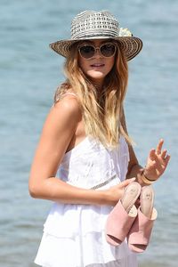 stefanie-giesinger-out-and-about-in-cannes-05-23-2017_4.thumb.jpg.3ee75f54bad3f361d54d02b652921eaf.jpg