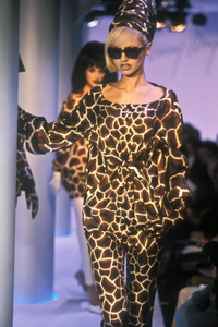 thierry-mugler-ss-1996-1.thumb.png.6c2e87da34fe88cf5c3ced02f061f130.png