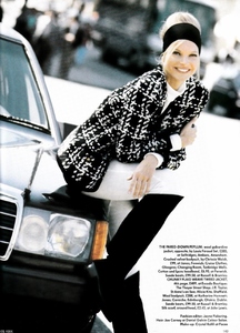 uk_vogue_aug_1990_8.thumb.jpg.33b4a79f447497f551f129ac23a493d6.jpg