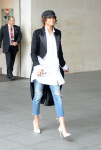 zendaya-at-bbc-radio-1-in-london-uk-06-16-2017-6.jpg