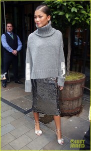 zendaya-coleman-goes-metallic-while-greeting-fans-in-london-04.jpg