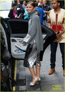 zendaya-coleman-goes-metallic-while-greeting-fans-in-london-05.jpg