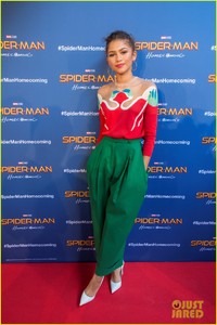 zendaya-tom-holland-promote-spiderman-in-barcelona-02.jpg