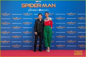 zendaya-tom-holland-promote-spiderman-in-barcelona-06.jpg