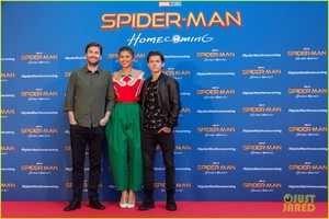 zendaya-tom-holland-promote-spiderman-in-barcelona-07.jpg