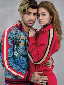 01-gigi-hadid-zayn-malik-vogue-cover-august-2017.thumb.jpg.e7c33676aaccd898a6bcdebefc77c383.jpg