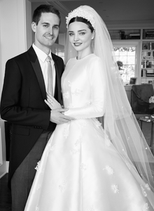 02-miranda-kerr-wedding-dress-evan-spiegel-vogue-august-2017.thumb.jpg.c1840a3f1828c3eb69070cf433101b4d.jpg