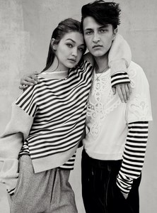 04-gigi-hadid-zayn-malik-vogue-cover-august-2017.thumb.jpg.6dacd76fc555e52b13194e28a349c295.jpg