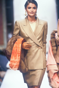 0_christian-dior-hc-fw-1991-1_html.thumb.JPEG.32caecbb7794279261203d8801f4c78a.JPEG