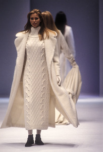 0_laura-biagiotti-fw-1993-1_html.thumb.JPEG.f4d99311415bdba667e9ceb4ff9d49e5.JPEG