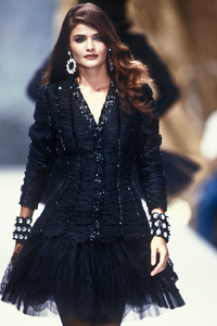 10_chanel-hc-fw-1991-11_html.thumb.JPEG.27c6e00c5e5ee5e46a8d29aff82661f8.JPEG