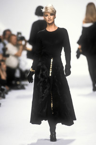 10_christian-dior-fw-1991-7_html.thumb.JPEG.d8d889668fd763783607bb6d9d97c57b.JPEG