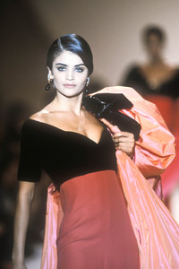 15_christian-dior-fw-1991-12_html.thumb.JPEG.ec61c0be7edbe199964c88d94675bb5f.JPEG