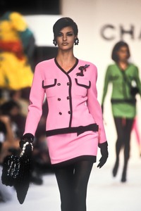 1_chanel-ss-1991-2_html.thumb.JPEG.a505cf3e60ff00c51aafbbd8e5583361.JPEG