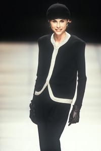 1_giorgio-armani-fw-1992-2_html.thumb.JPEG.ab5be733f13315737830f24056532400.JPEG