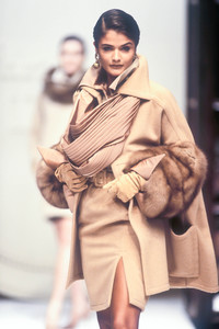 3_christian-dior-hc-fw-1991-4_html.thumb.JPEG.255a830e77648481be295cdbf51f99cd.JPEG