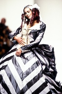 3_john-galliano-ss-1994-4_html.thumb.JPEG.31722e21b2d6dd31bbbaf3fad55214cb.JPEG