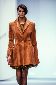 3_salvatore-ferragamo-fw-1990-4_html.thumb.JPEG.612aa6f60a33e309ba3379f891fe3118.JPEG