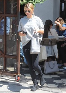 41EA5D4900000578-4655418-Dressing_down_Sofia_Richie_stepped_out_for_lunch_in_West_Hollywo-a-157_1498850384805.jpg