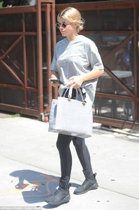 41EA5D6800000578-4655418-Going_grey_The_model_matched_her_grey_tee_with_a_large_purse_of_-a-160_1498850384884.jpg