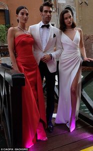 41EC4A8700000578-4655970-Professionals_The_stylish_supermodel_pair_smouldered_as_they_pos-a-482_1498862739981.jpg