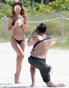 41F9A17E00000578-4659994-Coconut_water_The_Brazilian_beauty_also_held_a_coconut_while_Mic-a-79_1499061790270.jpg