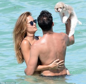 41F9C6F000000578-4659994-Dog_beach_Natalia_and_her_boyfriend_Michael_Satsky_cuddled_in_th-a-80_1499061790278.jpg