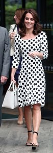 41FD20A500000578-4660830-Kate_eschewed_her_customary_nude_court_shoes_in_favour_of_trendy-m-19_1499077180149.jpg