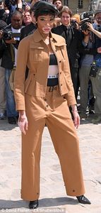 41FE0BE500000578-4661536-Racy_display_The_statuesque_supermodel_22_commanded_attention_wh-a-37_1499095908539.jpg