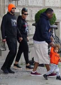 41FE268D00000578-4663150-Keeping_it_in_the_family_It_was_a_family_day_out_for_Alicia_Keys-a-3_1499134302069.jpg