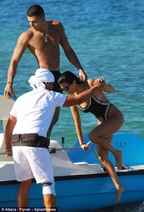 41FFE1FB00000578-4662278-Model_material_The_swimwear_was_then_left_completely_open_at_the-a-42_1499105087018.jpg