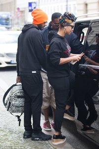 4200F5DA00000578-4663150-Drive_on_After_leaving_their_hotel_the_family_and_their_minder_q-a-2_1499134302006.jpg