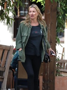 4203DDFC00000578-4664372-Day_out_in_the_sun_Kate_Moss_looked_in_good_spirits_on_Monday_as-a-2_1499185314504.jpg