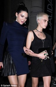 420962BF00000578-0-Super_chic_Kendall_looked_sensational_in_the_figure_hugging_navy-a-203_1499216239923.jpg