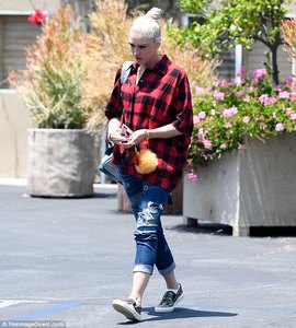 42170E8E00000578-4672438-Gwen_Stefani_47_looked_casual_for_the_solo_errand_run_in_Los_Ang-m-74_1499364673572.jpg