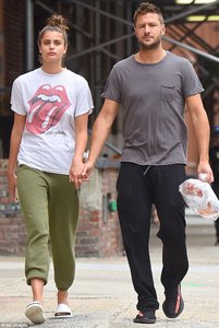4219189400000578-4673758-The_Bold_And_The_Beautiful_Taylor_Hill_stepped_out_with_beau_Mic-a-12_1499409352776.jpg