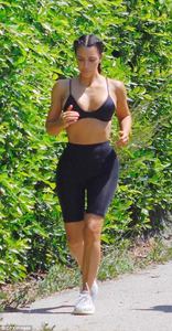 421F49E800000578-4675698-Picking_up_speed_Kim_showed_impressive_form_as_she_ran_along_the-a-99_1499448200632.jpg