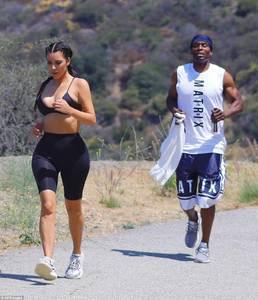 421F4A4200000578-4675698-Grueling_The_36_year_old_TV_star_jogged_up_hill_alongside_her_tr-a-91_1499448200056.jpg