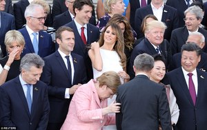 421FAD2C00000578-4675832-Angela_Merkel_prepares_for_a_family_photograph_outside_the_venue-a-11_1499472041396.jpg