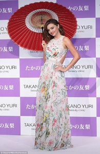 4236E35D00000578-4684708-Brunette_beauty_Miranda_wore_her_sun_kissed_locks_in_loose_curls-a-58_1499763653521.thumb.jpg.cef910774b2769ce01d8af2f09ae890d.jpg