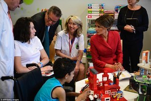 42480AC800000578-4692106-US_First_Lady_Melania_Trump_meets_with_doctors_patients_and_staf-a-47_1499934589566.jpg
