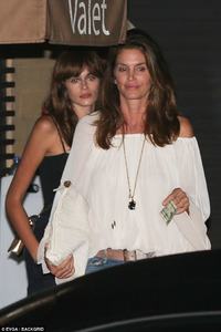 4261EEBF00000578-4700550-Girls_allowed_Cindy_Crawford_and_her_daughter_Kaia_dumped_the_bo-a-40_1500190542221.jpg