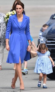 427A770F00000578-4709824-Mother_and_daughter_were_sweetly_co_ordinated_in_blue_outfits_fo-m-31_1500454453052.jpg