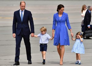427A7AFF00000578-4709824-Shy_Prince_George_was_still_feeling_a_little_overwhelmed_and_at_-m-35_1500454553907.jpg