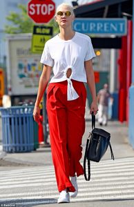 4287734700000578-4716164-Red_hot_Karlie_Kloss_wowed_in_a_belly_baring_tee_shirt_and_red_t-m-35_1500587607237.jpg