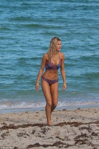 42A8A55000000578-4727204-On_the_move_She_d_also_slid_that_day_into_a_two_piece_patterned_-a-1_1500962769445.jpg